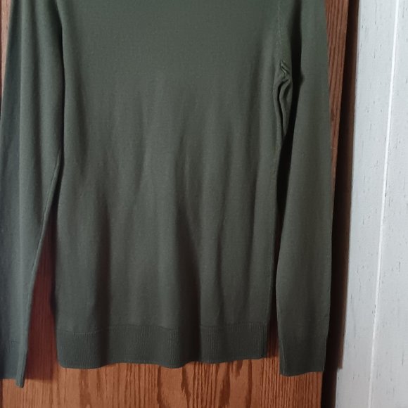 Amazon Essentials Women's Classic-Fit Lightweight Long-Sleeve Turtleneck Sweater - Picture 4 of 13